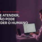 Atendente de e-commerce com headset em frente a um painel de conversas de clientes, com o título IA pode atender, mas não pode esconder o humano
