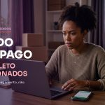 Mulher dona de e-commerce olhando preocupada para o notebook, com celular mostrando pagamento por Pix na mesa e caixas de envio ao fundo